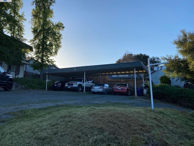 Building Photo - 17 Raggio Rd