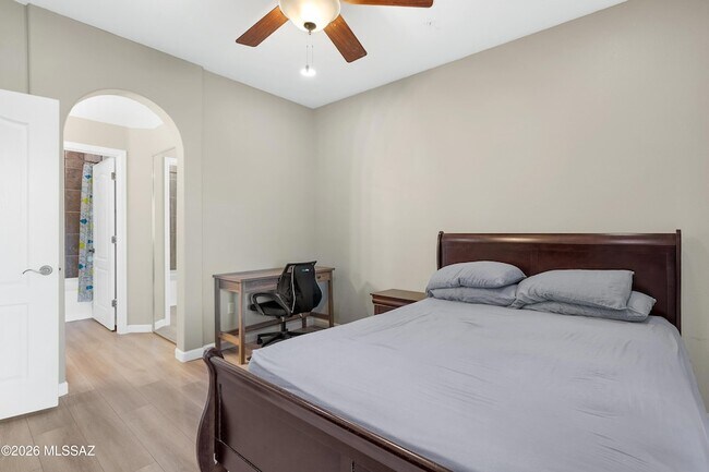 Building Photo - 2550 E River Rd