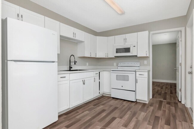 Building Photo - Fully Renovated 3BR/2BA Rental in Bradenton, FL — $1,895/Month, Pest Control, Trash & Lawn Care I...