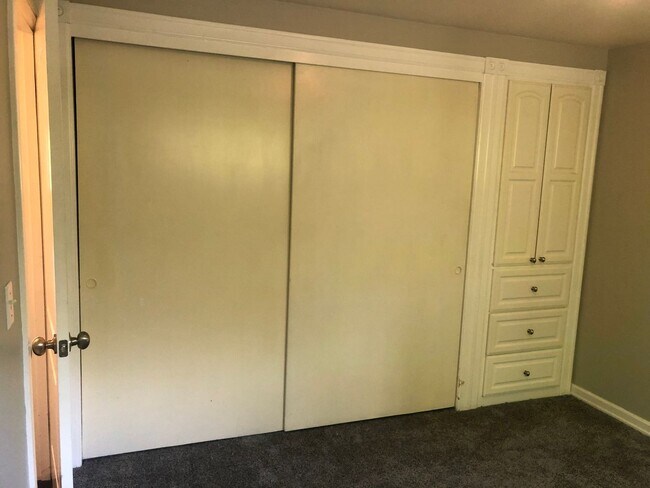 Building Photo - Darling 3 bedroom bungalow in Ferry St Bridge neighborhood!