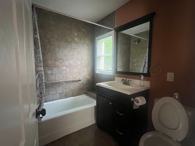 Building Photo - 3 bed 2 full bath -one level house in Jone...