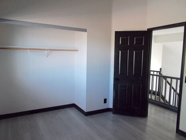 Building Photo - Spacious 4-Bed Home in Quiet Las Vegas Cul-de-Sac with Private Backyard