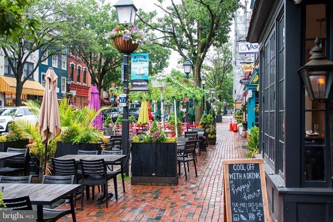 Building Photo - 210 Gibbon St