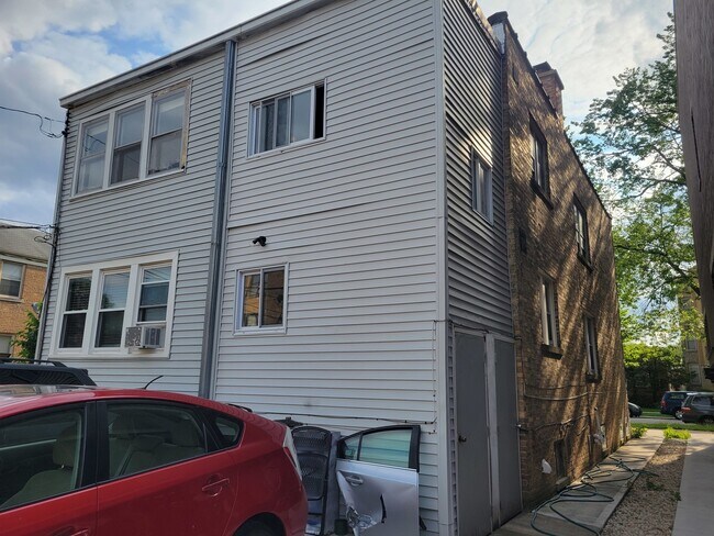 Building Photo - 6221 N Albany Ave