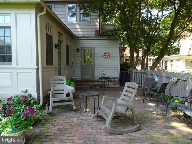 Building Photo - 411 Delaware St