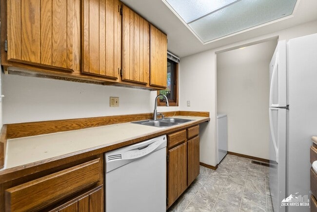 Building Photo - 7242 Foxridge Cir
