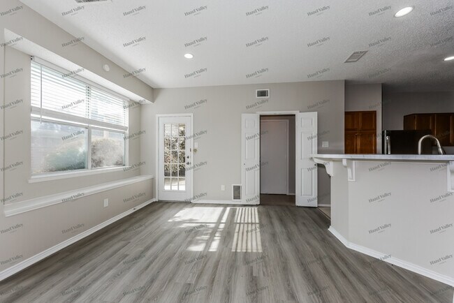 Building Photo - 2411 Weatherby Dr