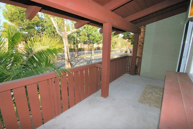 Building Photo - 2nd Floor 2 Bedroom Condo in Gated Communi...