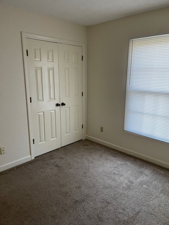 Building Photo - 3 Bedroom / 2 Bath Apt  Kingsport TN