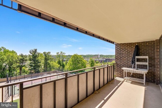 Building Photo - 250 S Reynolds St