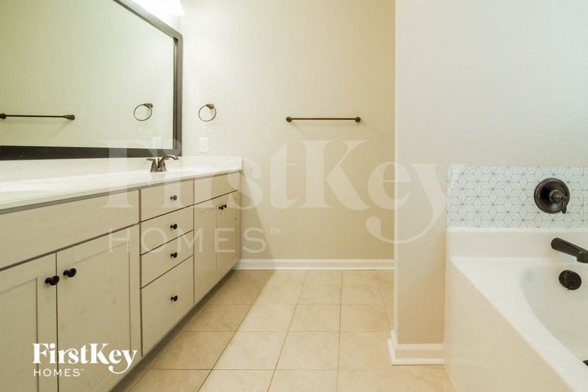 Building Photo - 614 Pendleton Dr