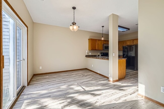 Building Photo - Great Maple Grove Location