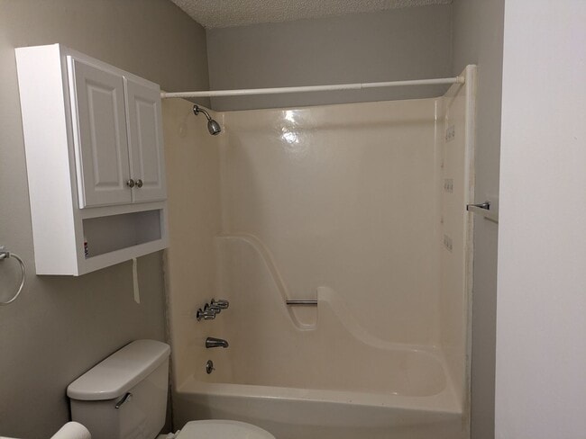 Building Photo - 211 8th Ave Dr SE