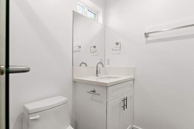 Interior Photo - 1032-1038 N Oxford Ave