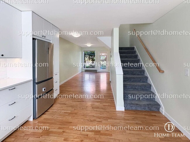Building Photo - "Charming 2-Bed Townhouse with Gleaming Hardwood Floors in Vibrant Seattle Neighborhood"
