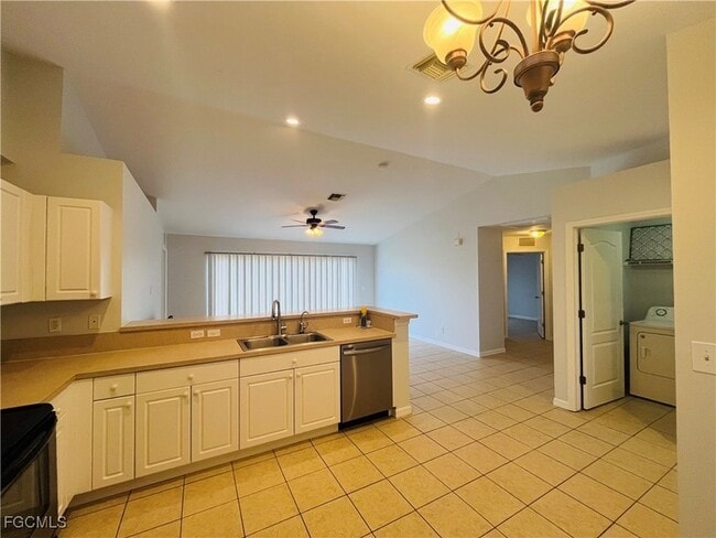 Building Photo - 313 NE 30th St