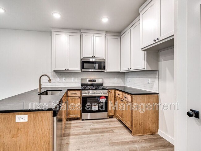 Building Photo - 618 W 2nd St