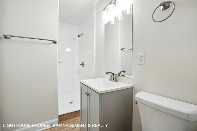 Building Photo - Stunning, Fully Renovated 4 Bed/2 bath Home!