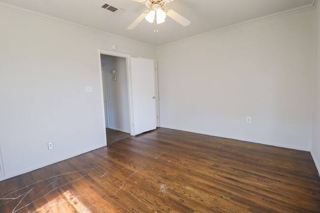 Building Photo - 1 Bedroom Duplex Available Immediately!