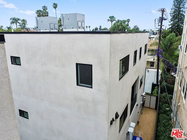 Building Photo - 853 N June St