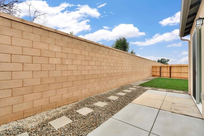 Building Photo - 2143 N Renn Ave