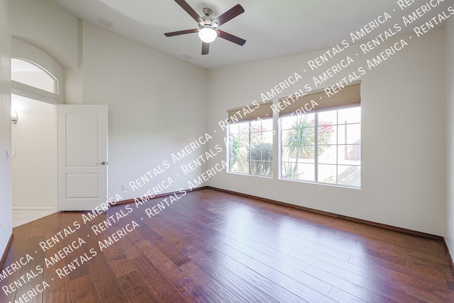 Building Photo - 10232 E Meadow Hill Dr