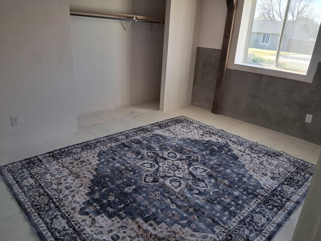 Building Photo - 4 bed, 2 bath, oversize 3 car garage for tradesmen, extra storage. tool trailers