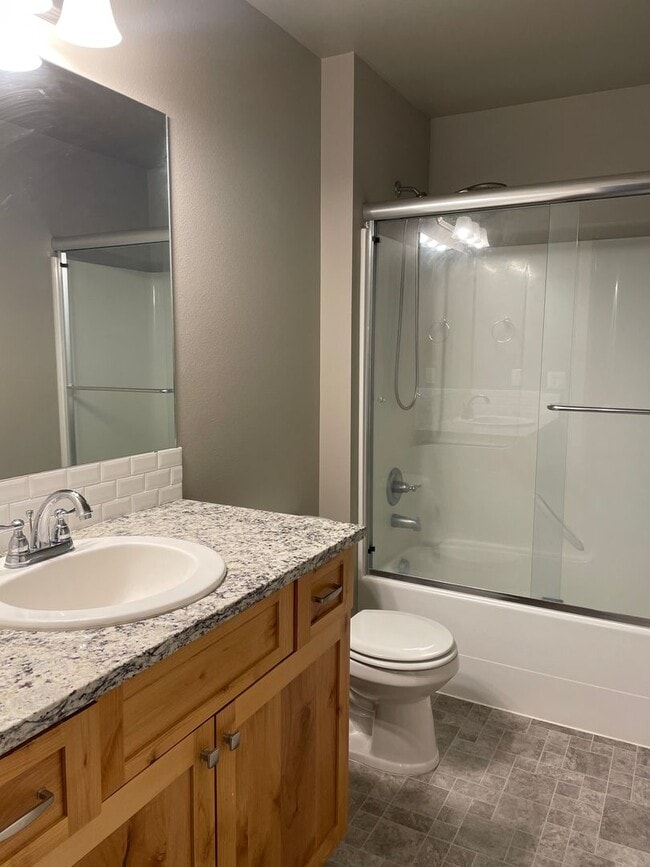 Building Photo - Goregous 3 Bedroom Home Ready for Hot Summ...