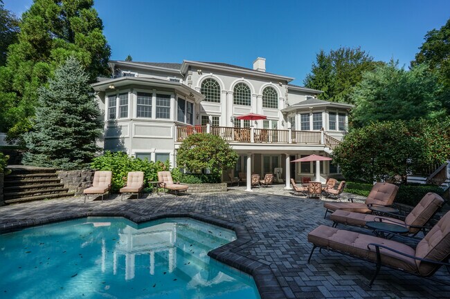 Primary Photo - 11 Eastwood Ct