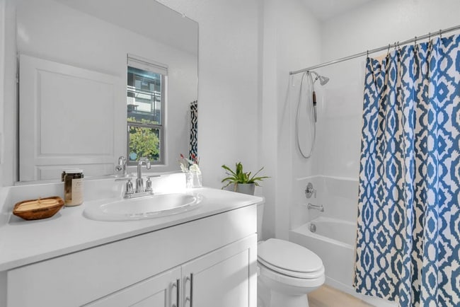 Building Photo - Beautiful Energy Efficient Hayward Townhome w/ Modern Updates