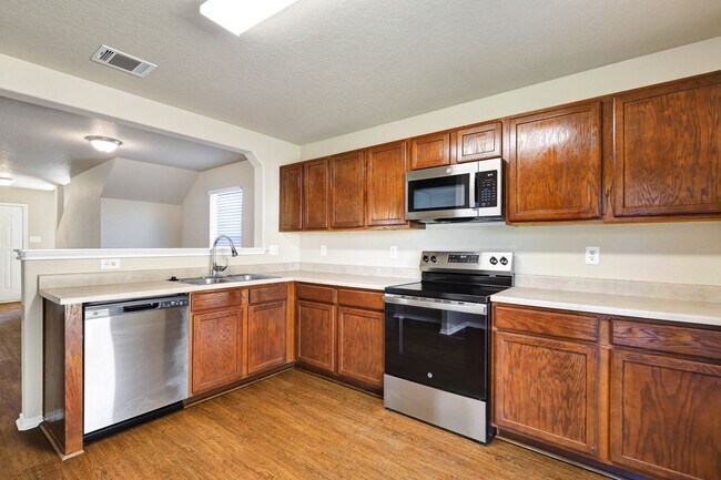 Building Photo - Move-In Ready Home with New Flooring and A...