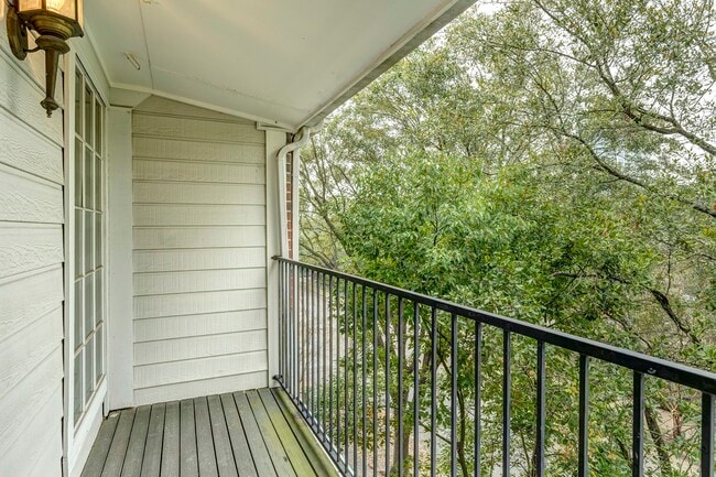 Building Photo - 1933 Haddon St