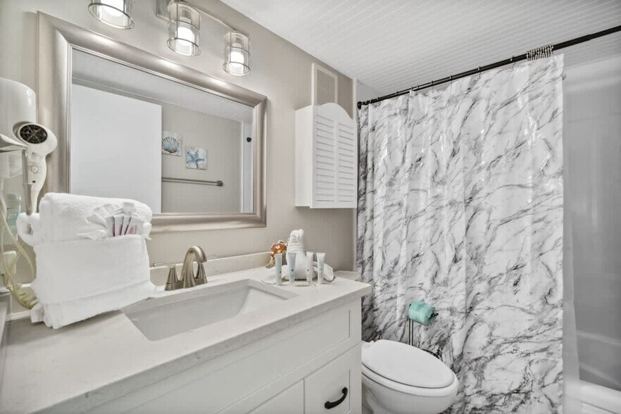 Building Photo - 8815 Thomas Dr