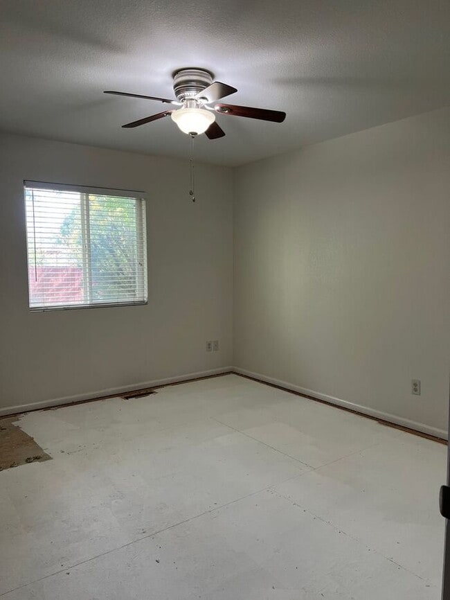 Building Photo - Beautiful 3 bedroom, 2 bath Home with 2 ca...