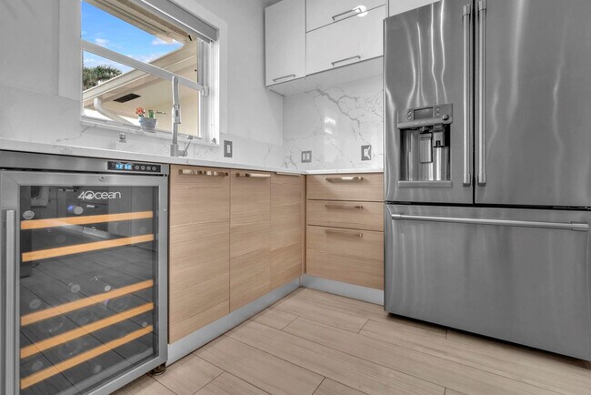 Building Photo - 2212 NE 32nd Ave