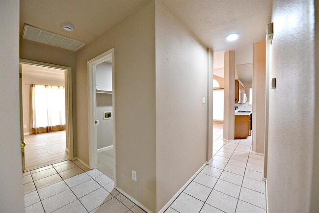 Building Photo - 3924 Newland Dr