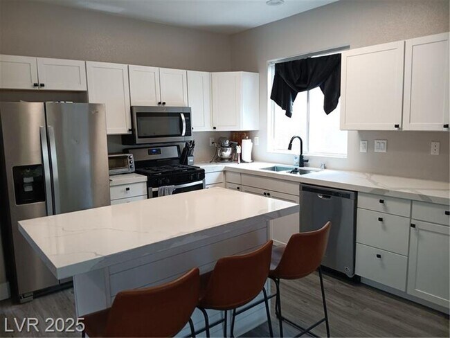 Building Photo - COMING SOON! NORTHWEST GEM! SPACIOUS HOME ...