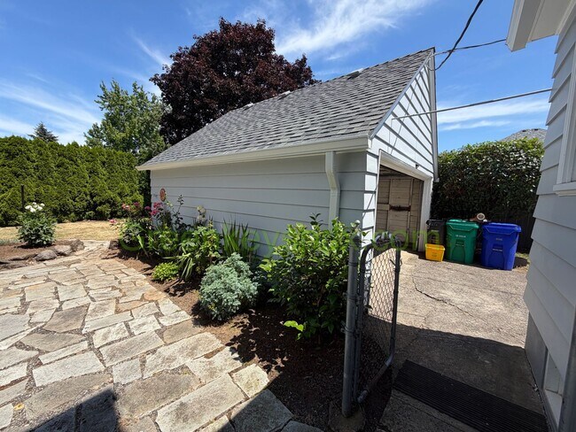Building Photo - Lovely 3-Bedroom, 2-Bathroom House with Detached Garage in North Portland