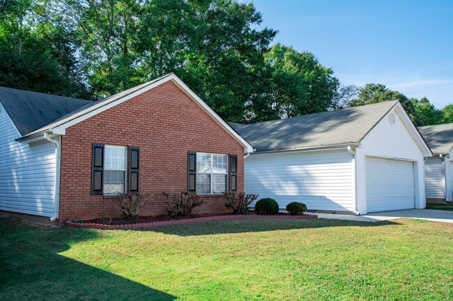 Building Photo - BEAUTIFUL 3 BEDROOM / 2 BATH HOME WITH PRIVACY FENCE!