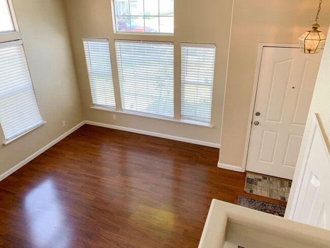 Building Photo - 4 Bedroom Home in Hollister with Huge Backyard!
