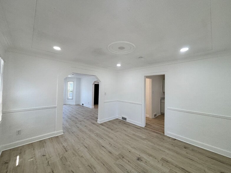 Building Photo - 14800 Woodmont Ave