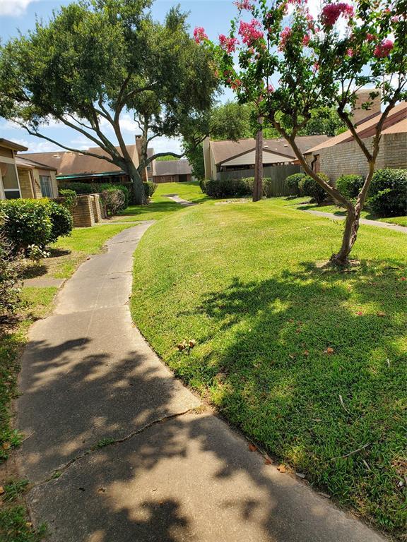 Building Photo - 8532 Maplecrest Dr