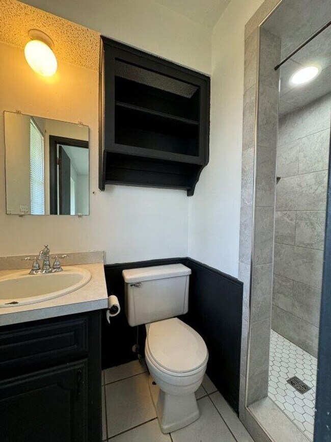 Building Photo - New paint, ready for move in, 3 bed 2 bath, 2 car in south OKC!