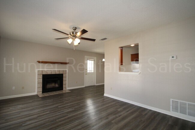 Building Photo - Move-In Today!