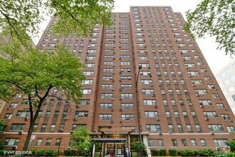 Building Photo - 2909 N Sheridan Rd