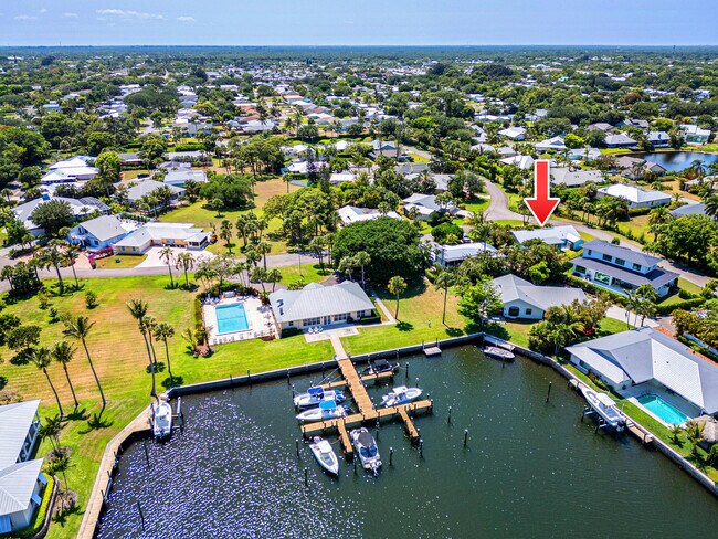 Building Photo - 9165 SE Yacht Club Cir