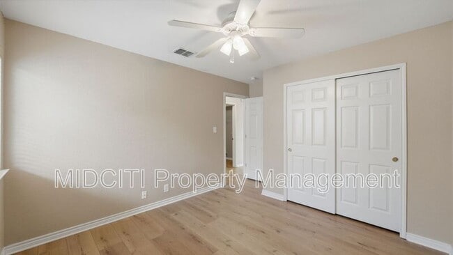 Building Photo - 2432 Medina Dr