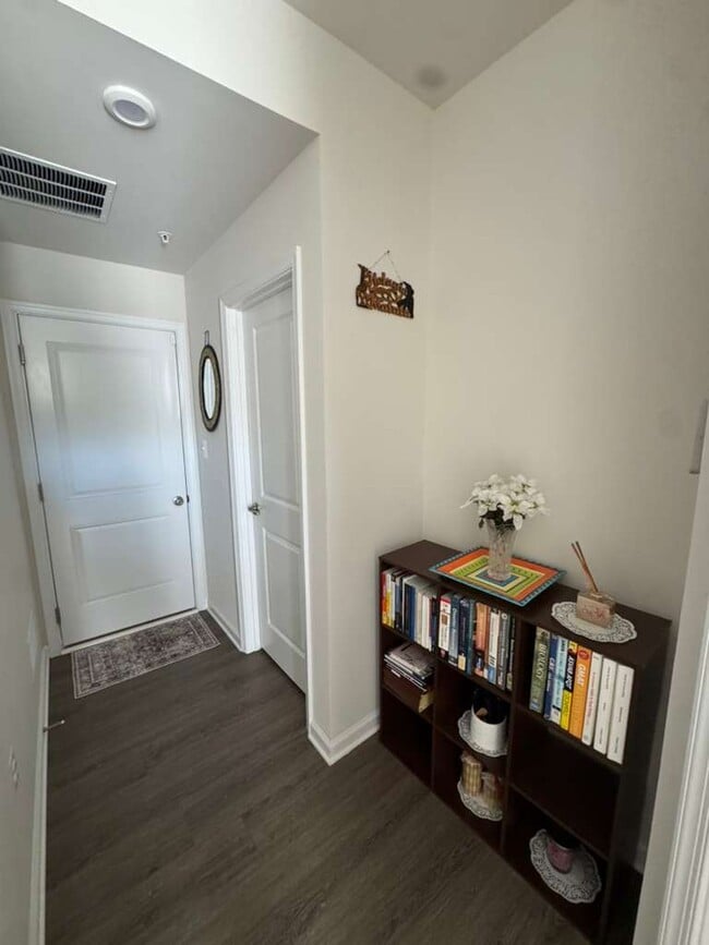 Building Photo - Biground