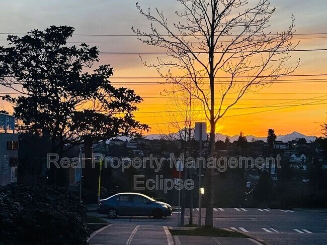 Building Photo - 2528 27th Ave W