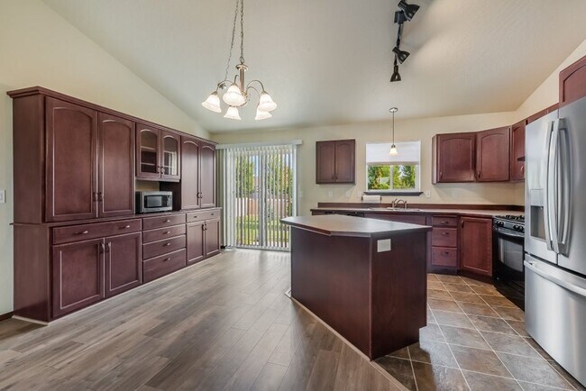 Building Photo - 3 bed 2 bath rancher